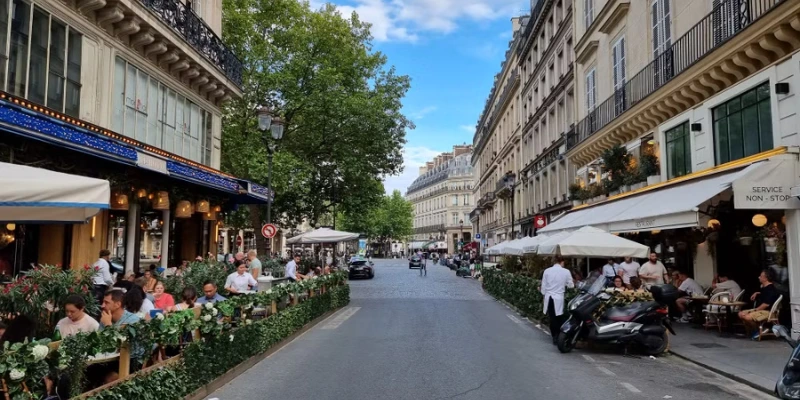 a classic Parisian brasserie featuring outdoor seating